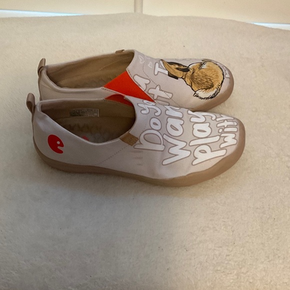 UIN Women's Tan and Red Pug Graphic Moccasins - Picture 2 of 7